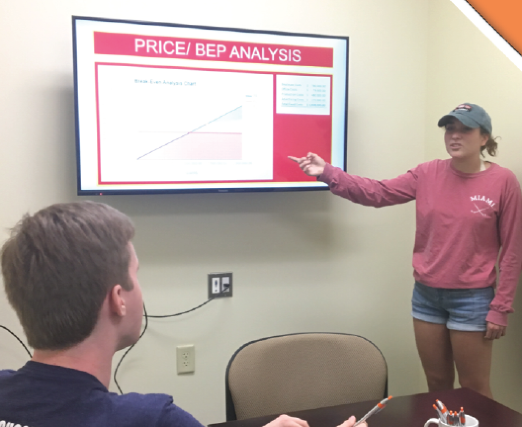 A business student practices a class presentation with an HWI consultant. Photo by Heidi McKee.